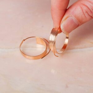 Doordraai oorbellen Earring Sela 925 sterling zilver en 18K roségoud mat Laura Design