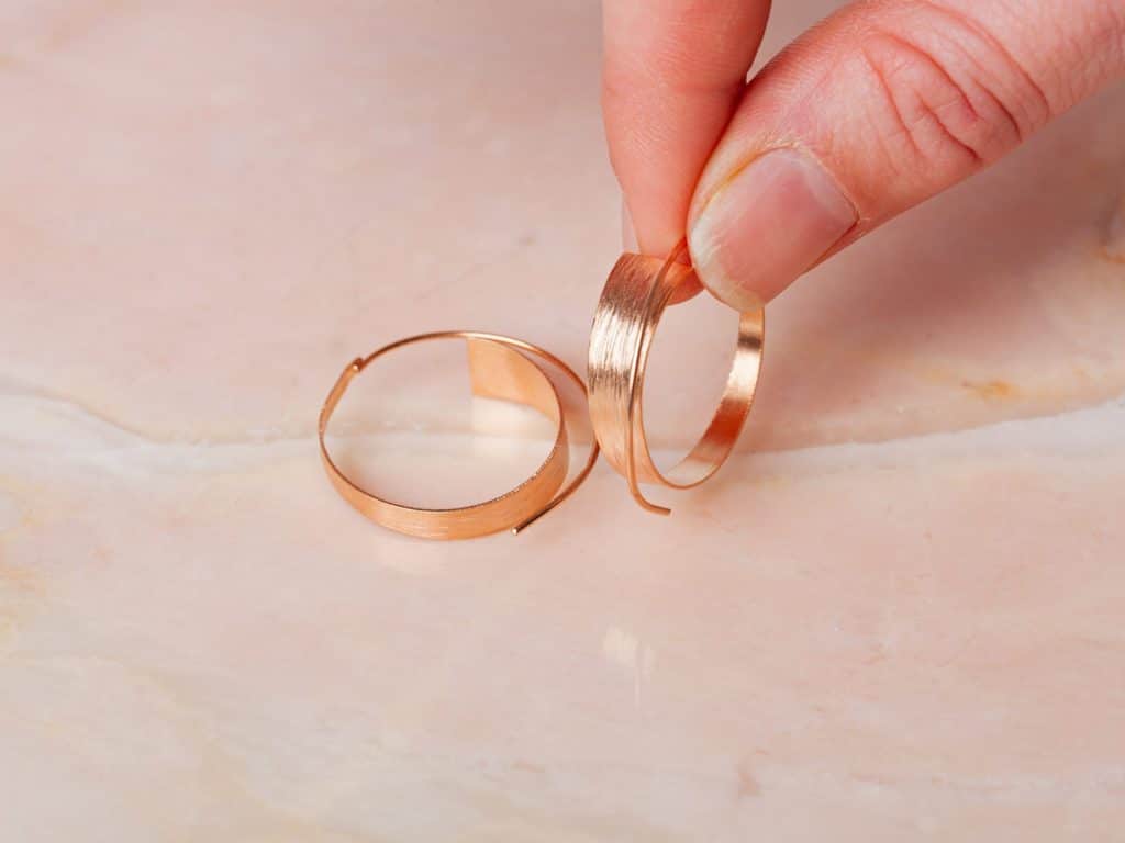 Doordraai oorbellen Earring Sela 925 sterling zilver en 18K roségoud mat Laura Design