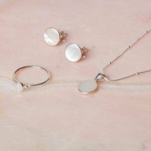 Sieradenset June - Necklace June & Earstud Maud & Ring Ode 925 sterling zilver en parelmoer Laura Design