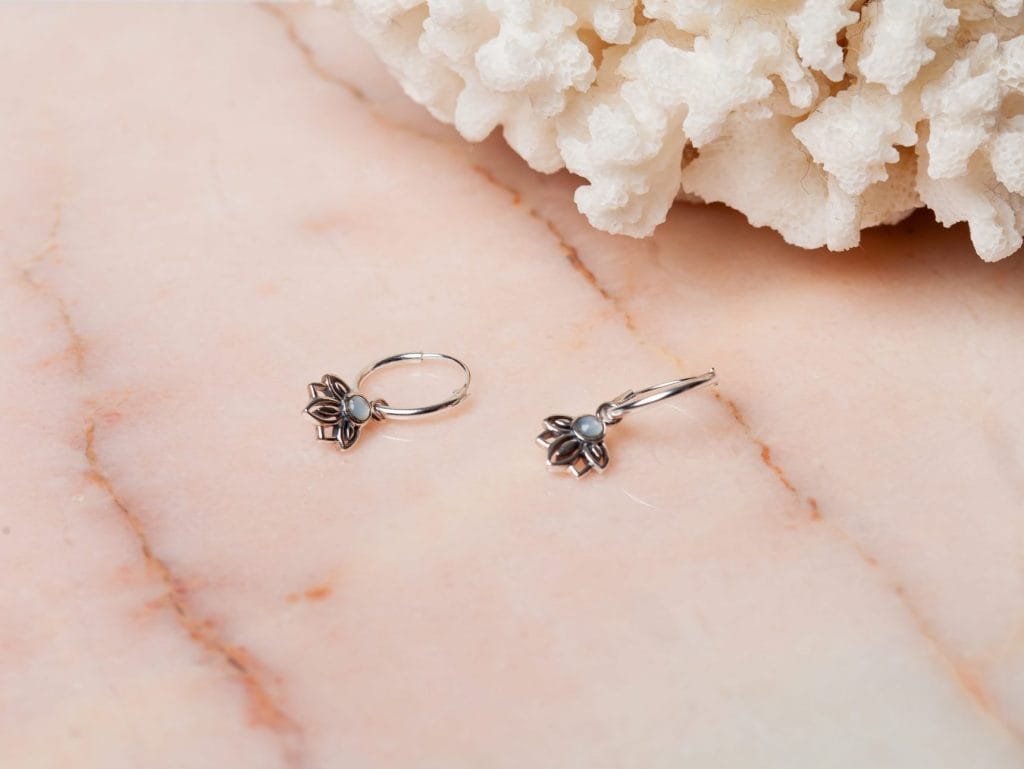 Oorbellen met lotusbloem bedeltjes en parelmoer steentje Hoop Earrings Loïs Perla 925 sterling zilver oxidized Laura Design