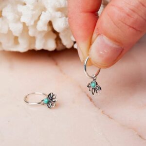 Oorbellen met lotusbloem bedeltjes en turquoise steentje Hoop Earrings Loïs Turquoise 925 sterling zilver oxidized Laura Design