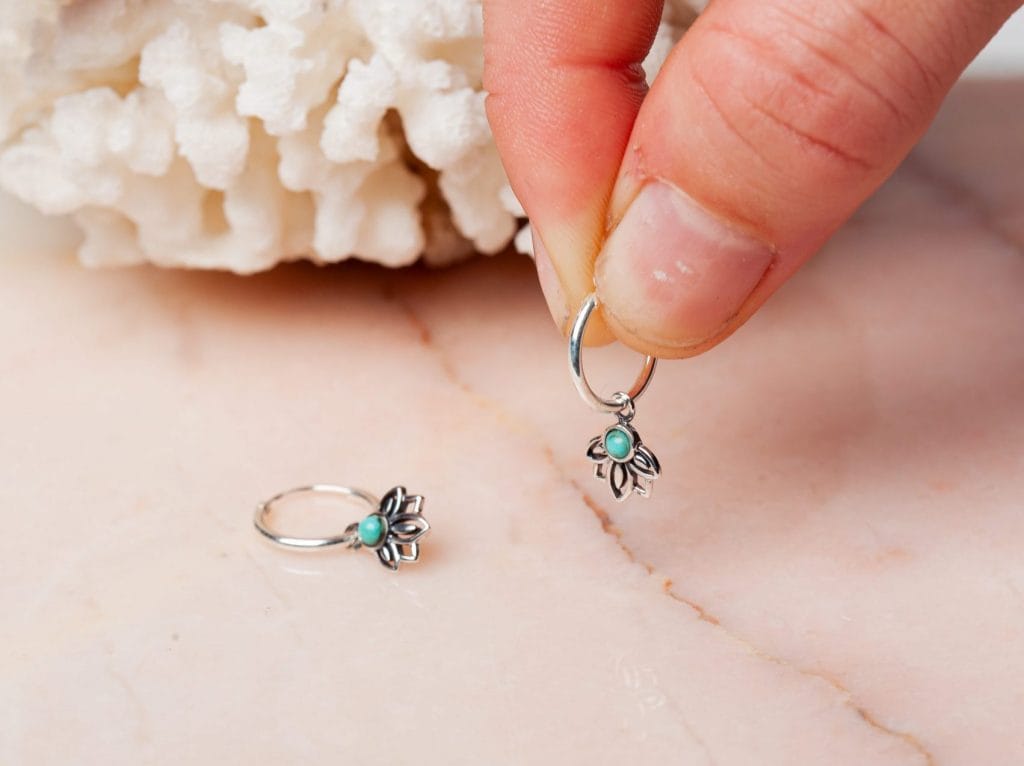 Oorbellen met lotusbloem bedeltjes en turquoise steentje Hoop Earrings Loïs Turquoise 925 sterling zilver oxidized Laura Design