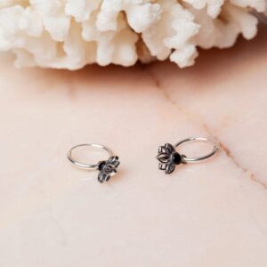 Oorbellen met lotusbloem bedeltjes en zwart steentje Hoop Earrings Loïs 925 sterling zilver oxidized Laura Design
