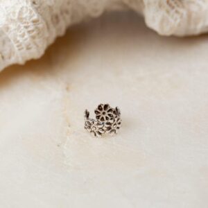 Bloemvormige oorbel zonder gaatje Ear Cuff Amber 925 sterling zilver oxidized Laura Design