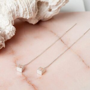 Kubusvormige oorbellen Ear Threader Teresa 925 sterling zilver mat Laura Design