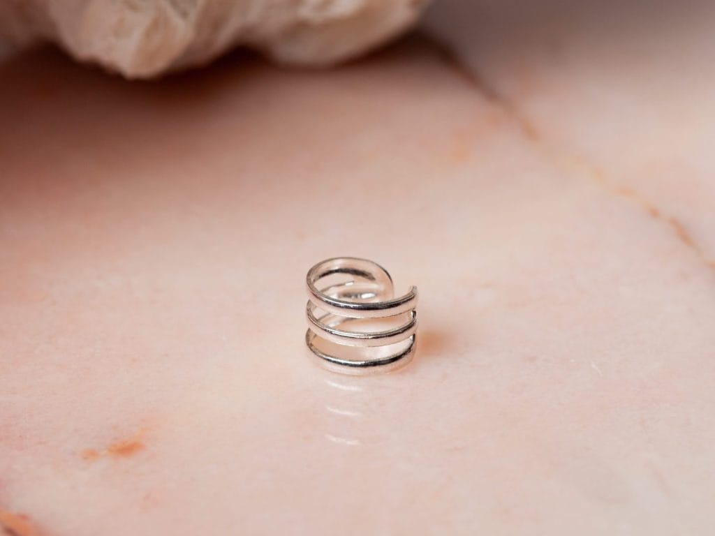 Oorbel zonder gaatje Ear Cuff Ruby 925 sterling zilver Laura Design