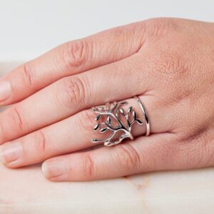 Vrouw met takvormige ring om vinger Ring Catherine 925 sterling zilver Laura Design