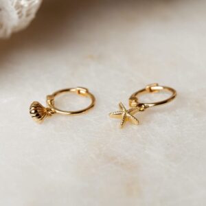 Oorbellen met scharniersluiting en bedeltjes Hoop Earrings Seashell 925 sterling zilver en 18K goud Laura Design