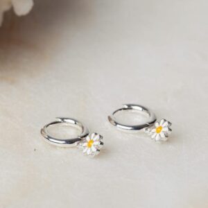 Madelief oorbellen met scharniersluiting Hoop Earrings Daisy 925 sterling zilver & geëmailleerd Laura Design