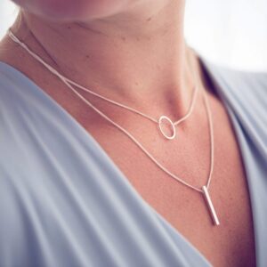 Vrouw met dubbele ketting om hals Necklace Finelie 925 sterling zilver Laura Design