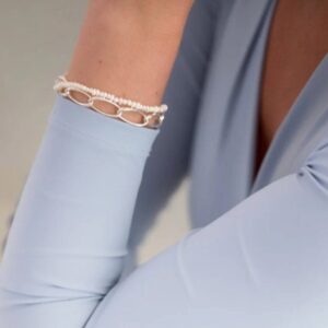 Vrouw met armbanden om pols Bracelet Chain & Bracelet Flore 925 sterling zilver zoetwaterparel Laura Design